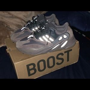 Yeezy 700 Mauve Sz 11.5